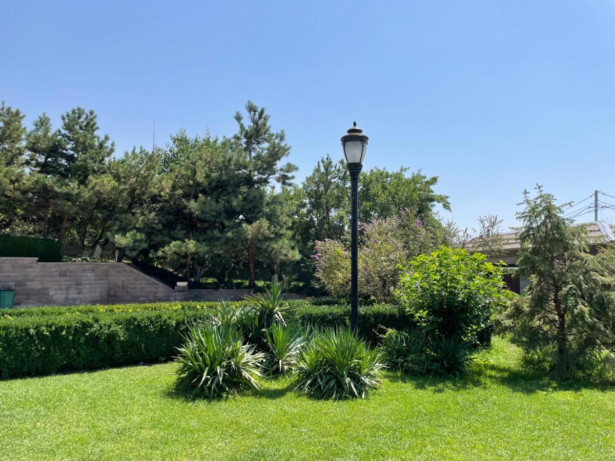 X Hotel Γιερεβάν Εξωτερικό φωτογραφία